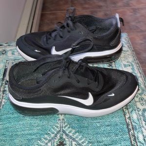 Woman’s Black and White Nike Airmaxs  slightly used